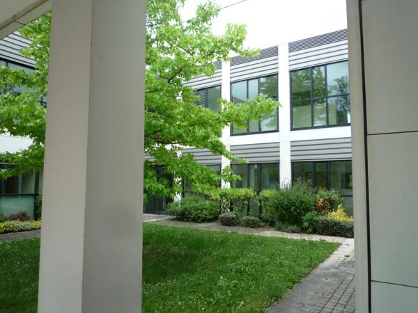 Dpt Aisne (02), Château-THierry, à vendre immeuble de bureaux haut de gamme, construit en 2002 de 2412 m2, libre.