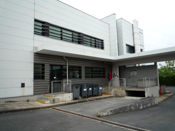 Dpt Aisne (02), Château-THierry, à vendre immeuble de bureaux haut de gamme, construit en 2002 de 2412 m2, libre.