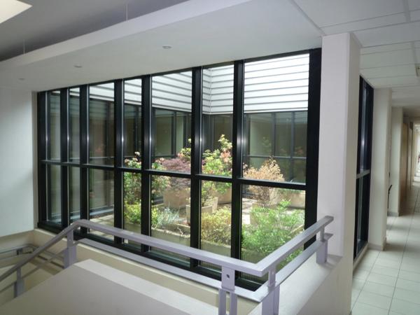 Dpt Aisne (02), Château-THierry, à vendre immeuble de bureaux haut de gamme, construit en 2002 de 2412 m2, libre.