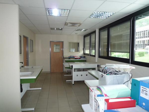 Dpt Aisne (02), Château-THierry, à vendre immeuble de bureaux haut de gamme, construit en 2002 de 2412 m2, libre.