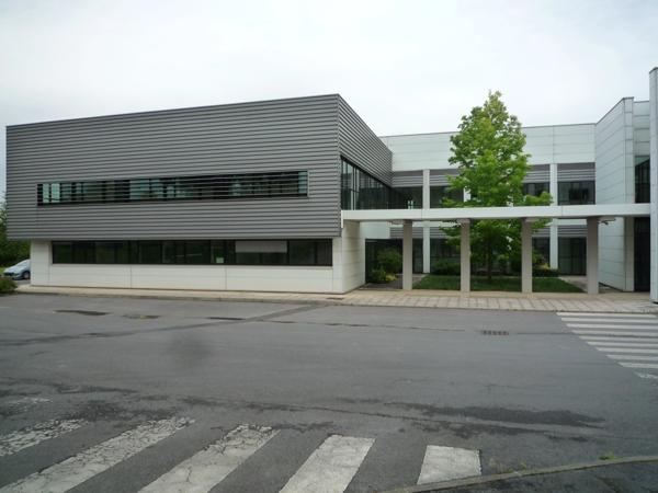 Dpt Aisne (02), Château-THierry, à vendre immeuble de bureaux haut de gamme, construit en 2002 de 2412 m2, libre.