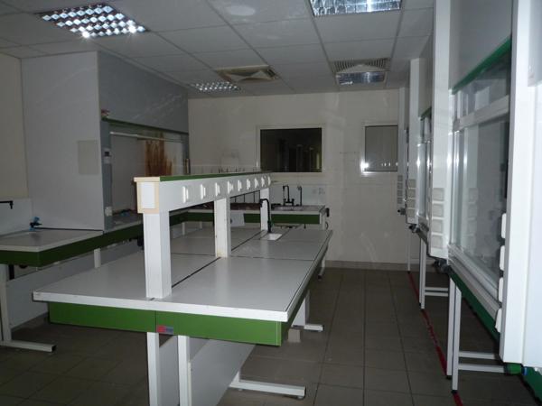 Dpt Aisne (02), Château-THierry, à vendre immeuble de bureaux haut de gamme, construit en 2002 de 2412 m2, libre.