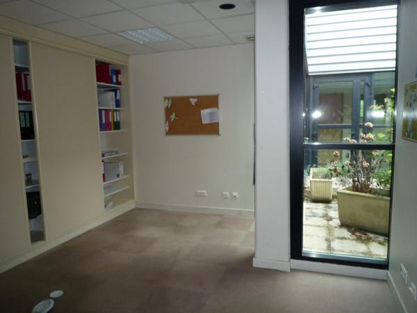 Dpt Aisne (02), Château-THierry, à vendre immeuble de bureaux haut de gamme, construit en 2002 de 2412 m2, libre.