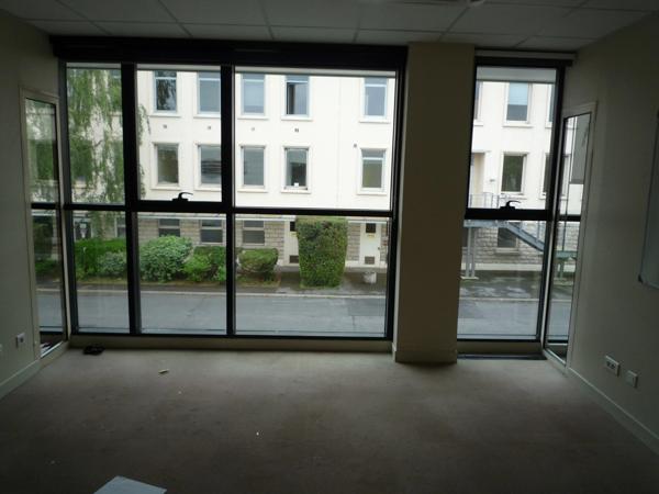 Dpt Aisne (02), Château-THierry, à vendre immeuble de bureaux haut de gamme, construit en 2002 de 2412 m2, libre.