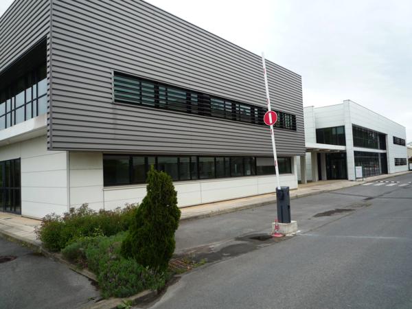 Dpt Aisne (02), Château-THierry, à vendre immeuble de bureaux haut de gamme, construit en 2002 de 2412 m2, libre.