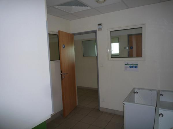 Dpt Aisne (02), Château-THierry, à vendre immeuble de bureaux haut de gamme, construit en 2002 de 2412 m2, libre.