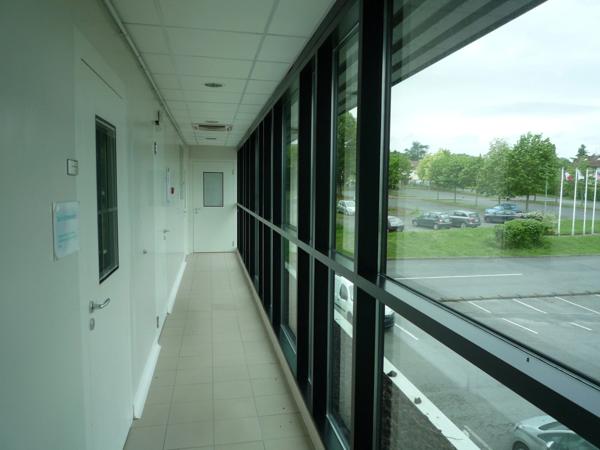 Dpt Aisne (02), Château-THierry, à vendre immeuble de bureaux haut de gamme, construit en 2002 de 2412 m2, libre.