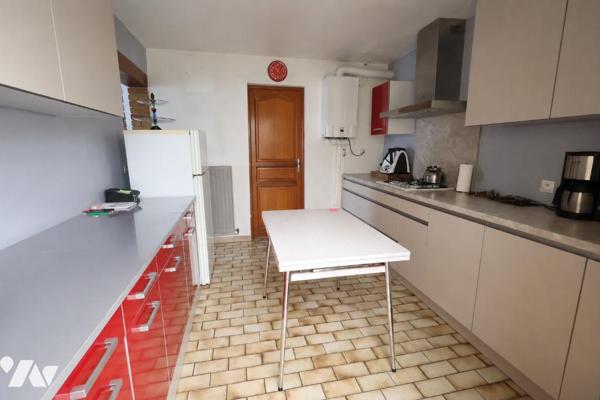 Charmante maison individuelle soigneusement entretenue, 3 chambres, garage, atelier et terrain.