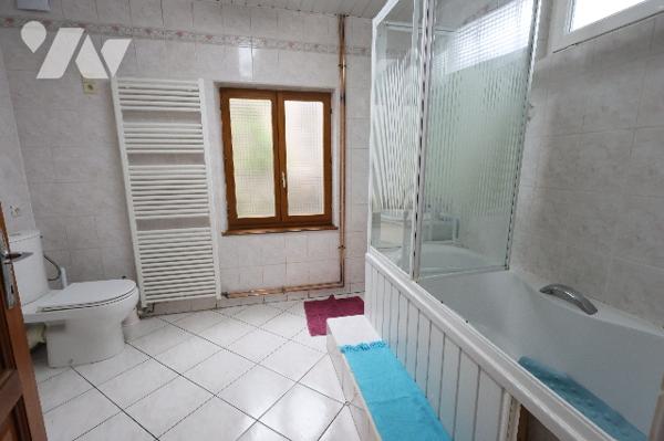 Charmante maison individuelle soigneusement entretenue, 3 chambres, garage, atelier et terrain.