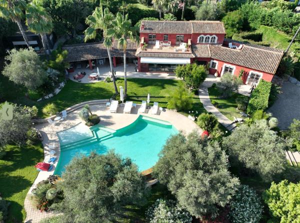 Exclusivité Mougins : Rare magnifique maison de 350 M2 sur 3500 M2 de jardin paysager, vue mer et village.