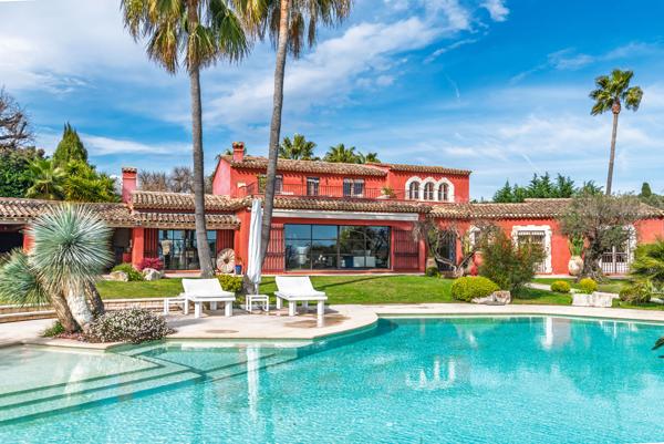 Exclusivité Mougins : Rare magnifique maison de 350 M2 sur 3500 M2 de jardin paysager, vue mer et village.