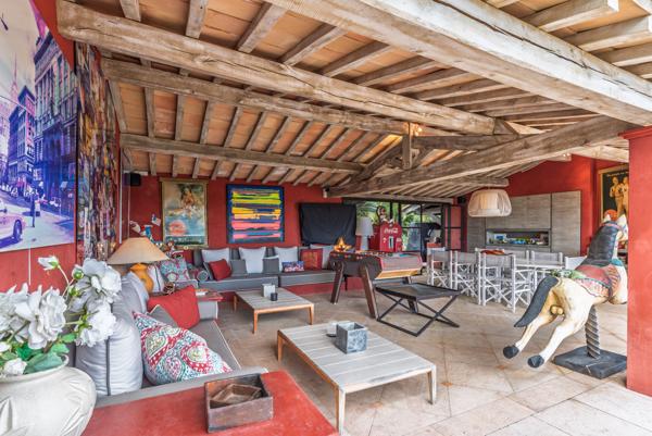 Exclusivité Mougins : Rare magnifique maison de 350 M2 sur 3500 M2 de jardin paysager, vue mer et village.