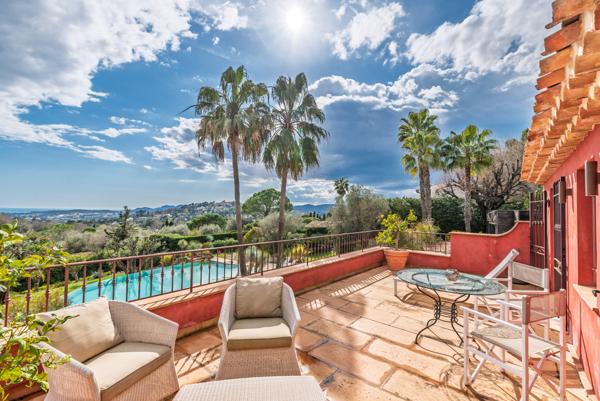 Exclusivité Mougins : Rare magnifique maison de 350 M2 sur 3500 M2 de jardin paysager, vue mer et village.