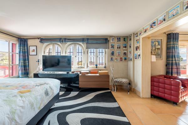 Exclusivité Mougins : Rare magnifique maison de 350 M2 sur 3500 M2 de jardin paysager, vue mer et village.