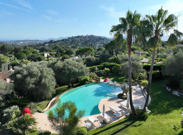 Exclusivité Mougins : Rare magnifique maison de 350 M2 sur 3500 M2 de jardin paysager, vue mer et village.