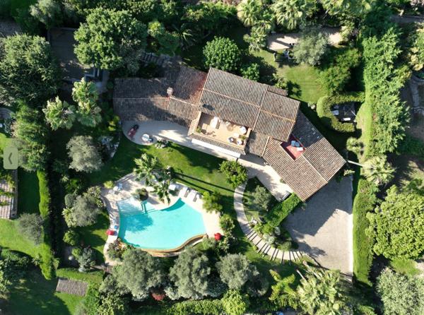 Exclusivité Mougins : Rare magnifique maison de 350 M2 sur 3500 M2 de jardin paysager, vue mer et village.