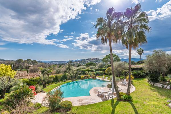 Exclusivité Mougins : Rare magnifique maison de 350 M2 sur 3500 M2 de jardin paysager, vue mer et village.