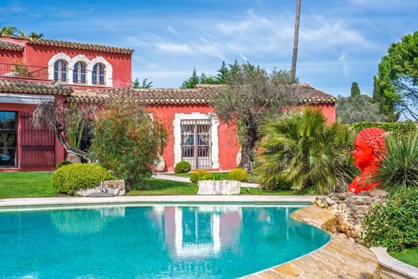 Exclusivité Mougins : Rare magnifique maison de 350 M2 sur 3500 M2 de jardin paysager, vue mer et village.
