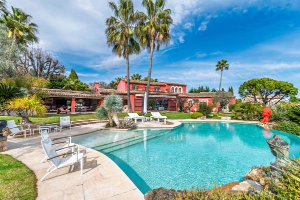 Exclusivité Mougins : Rare magnifique maison de 350 M2 sur 3500 M2 de jardin paysager, vue mer et village.