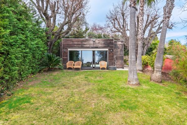 Exclusivité Mougins : Rare magnifique maison de 350 M2 sur 3500 M2 de jardin paysager, vue mer et village.