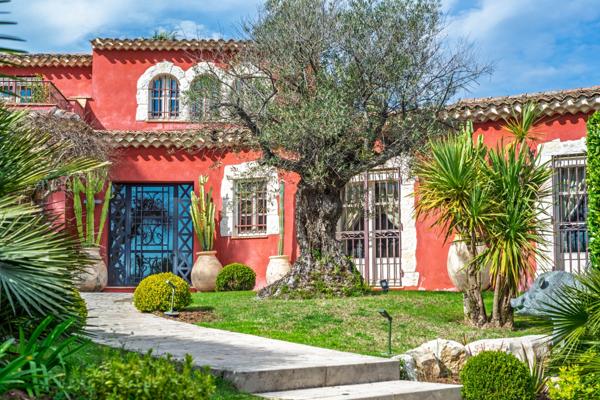 Exclusivité Mougins : Rare magnifique maison de 350 M2 sur 3500 M2 de jardin paysager, vue mer et village.