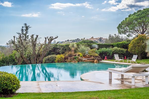 Exclusivité Mougins : Rare magnifique maison de 350 M2 sur 3500 M2 de jardin paysager, vue mer et village.