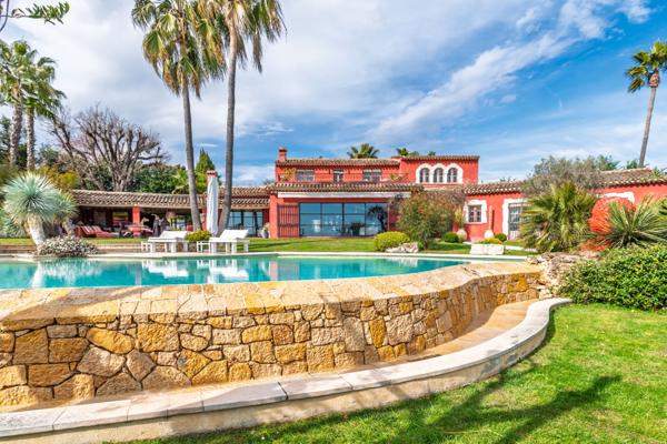 Exclusivité Mougins : Rare magnifique maison de 350 M2 sur 3500 M2 de jardin paysager, vue mer et village.