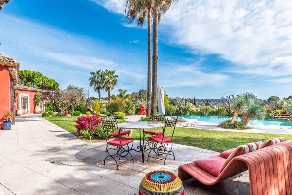 Exclusivité Mougins : Rare magnifique maison de 350 M2 sur 3500 M2 de jardin paysager, vue mer et village.