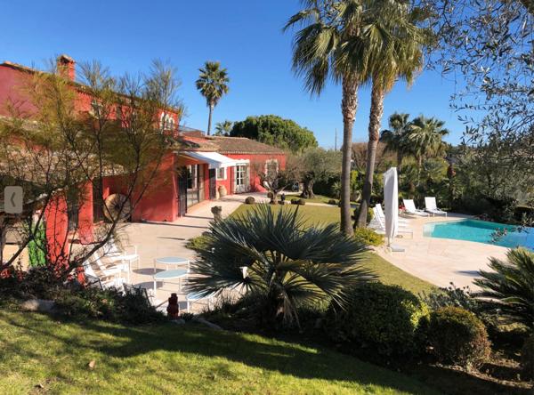 Exclusivité Mougins : Rare magnifique maison de 350 M2 sur 3500 M2 de jardin paysager, vue mer et village.