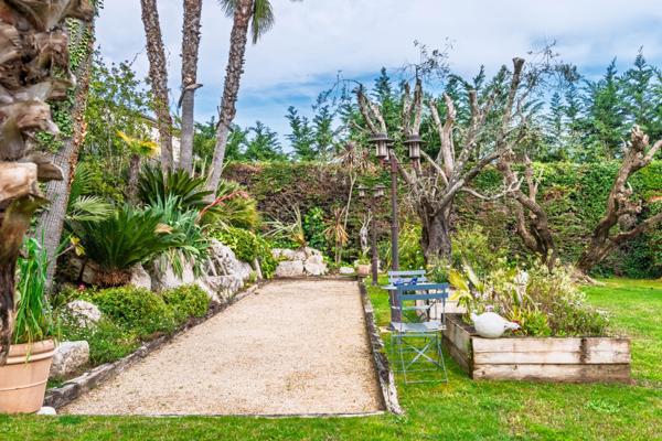 Exclusivité Mougins : Rare magnifique maison de 350 M2 sur 3500 M2 de jardin paysager, vue mer et village.