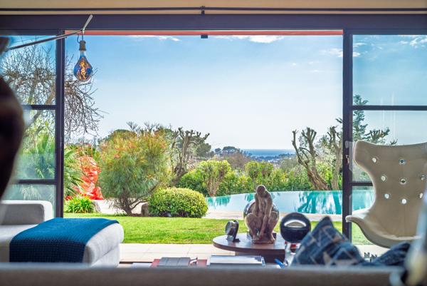 Exclusivité Mougins : Rare magnifique maison de 350 M2 sur 3500 M2 de jardin paysager, vue mer et village.