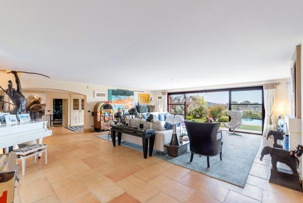 Exclusivité Mougins : Rare magnifique maison de 350 M2 sur 3500 M2 de jardin paysager, vue mer et village.