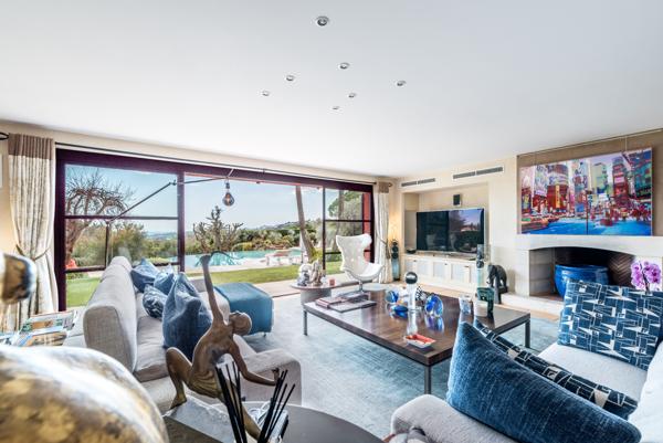 Exclusivité Mougins : Rare magnifique maison de 350 M2 sur 3500 M2 de jardin paysager, vue mer et village.