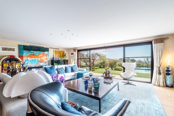 Exclusivité Mougins : Rare magnifique maison de 350 M2 sur 3500 M2 de jardin paysager, vue mer et village.