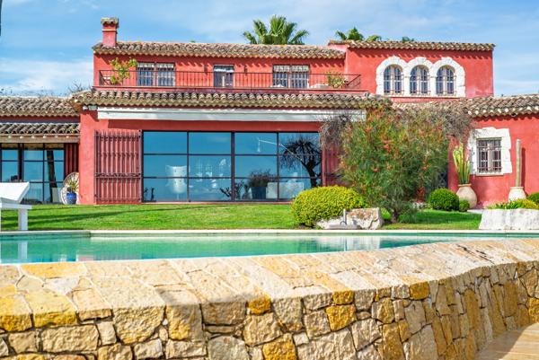 Exclusivité Mougins : Rare magnifique maison de 350 M2 sur 3500 M2 de jardin paysager, vue mer et village.