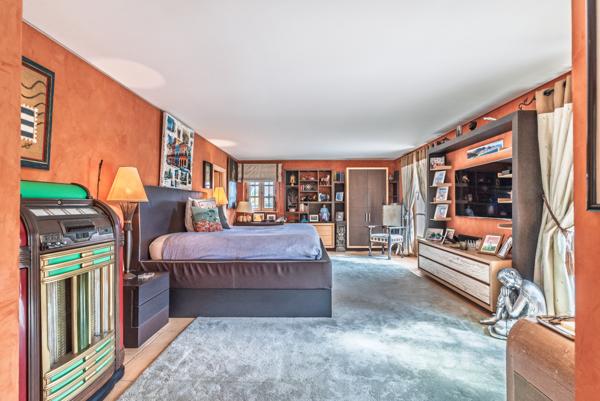 Exclusivité Mougins : Rare magnifique maison de 350 M2 sur 3500 M2 de jardin paysager, vue mer et village.