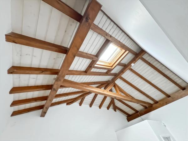 Maison moderne aux volumes généreux et prestations soignées