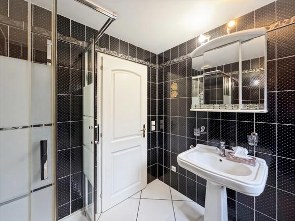 Maison moderne aux volumes généreux et prestations soignées