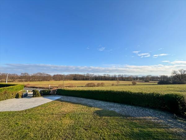 Maison moderne aux volumes généreux et prestations soignées