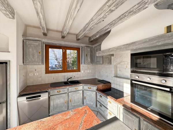 Maison moderne aux volumes généreux et prestations soignées