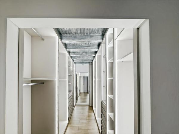 Maison moderne aux volumes généreux et prestations soignées