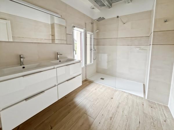 Maison moderne aux volumes généreux et prestations soignées