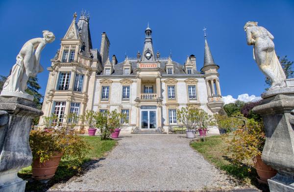 À Vendre - Magnifique Château Néo-Renaissance au Cœur du Pays Vert, Cantal