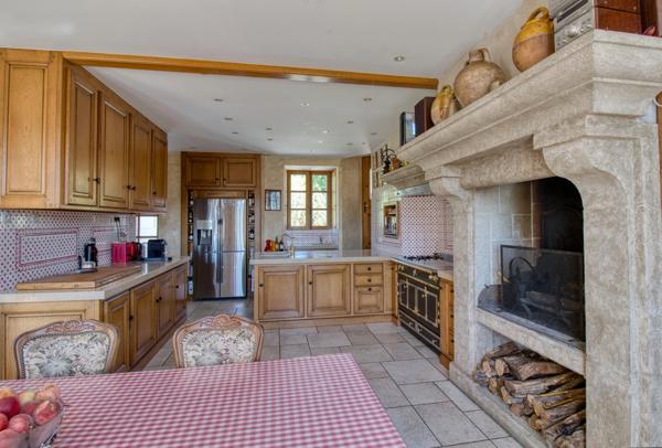 À Vendre - Magnifique Château Néo-Renaissance au Cœur du Pays Vert, Cantal