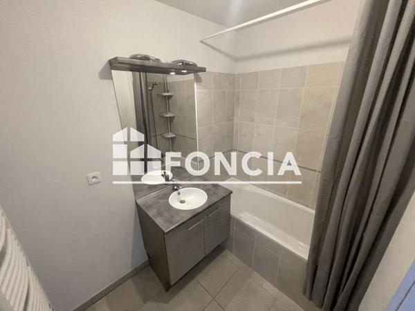 Location Appartement 3 pièces 60.16 m² - 43 RUE R. DUFY Cuers 83390