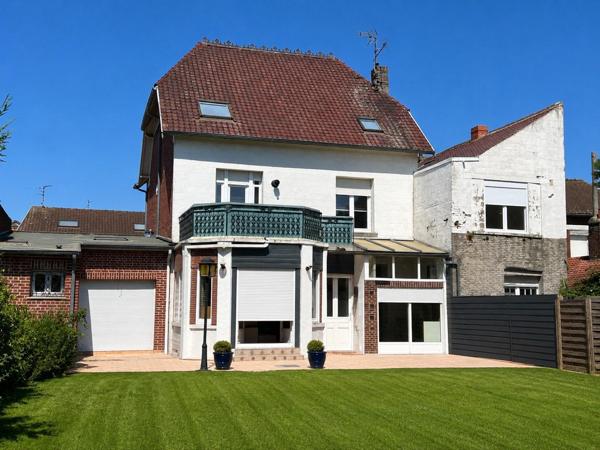 Immeuble composé de deux appartements, d'un garage et d'une place de stationnement
