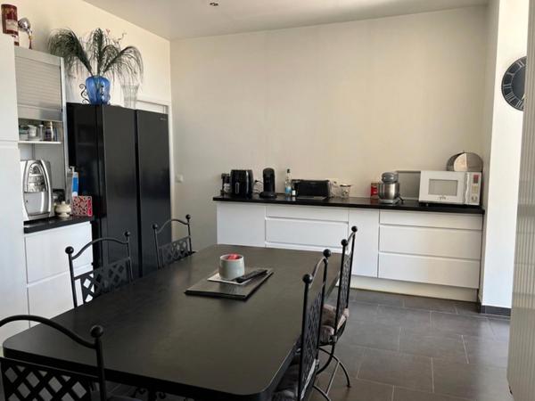 Immeuble composé de deux appartements, d'un garage et d'une place de stationnement