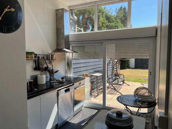Immeuble composé de deux appartements, d'un garage et d'une place de stationnement