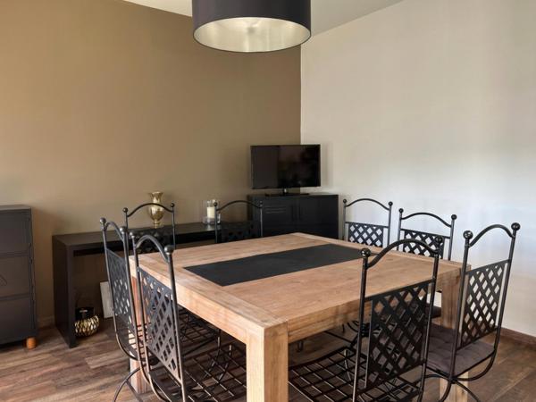 Immeuble composé de deux appartements, d'un garage et d'une place de stationnement