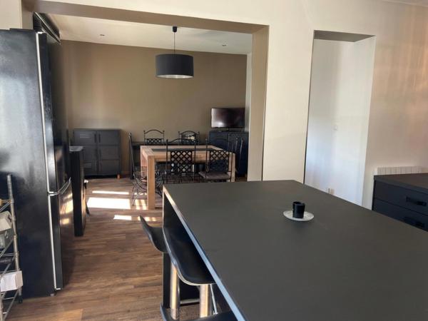 Immeuble composé de deux appartements, d'un garage et d'une place de stationnement